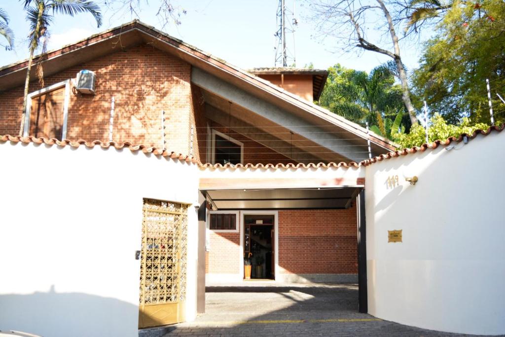 un edificio in mattoni con garage e porta di Pousada O Garimpo. a Embu