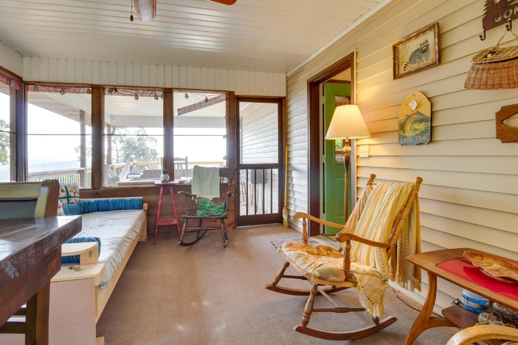 Mountain Home Retreat with Balcony and Lake Views!, Mountain Home –  Ενημερωμένες τιμές για το 2023