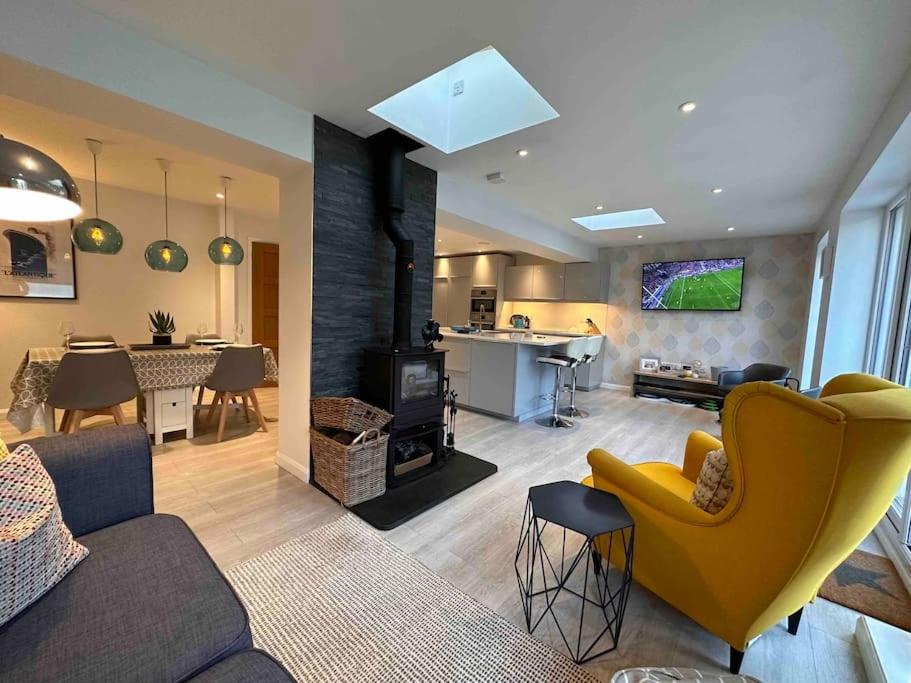 ein Wohnzimmer mit einem Sofa und einem Esszimmer in der Unterkunft 4 Bedroom Contemporary Home in Hereford in Hereford