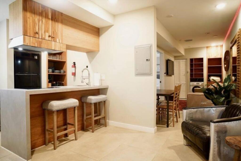 een keuken met een bar en een woonkamer bij Comfortable Family Apt: 2 Beds, 2 Bath in Miami