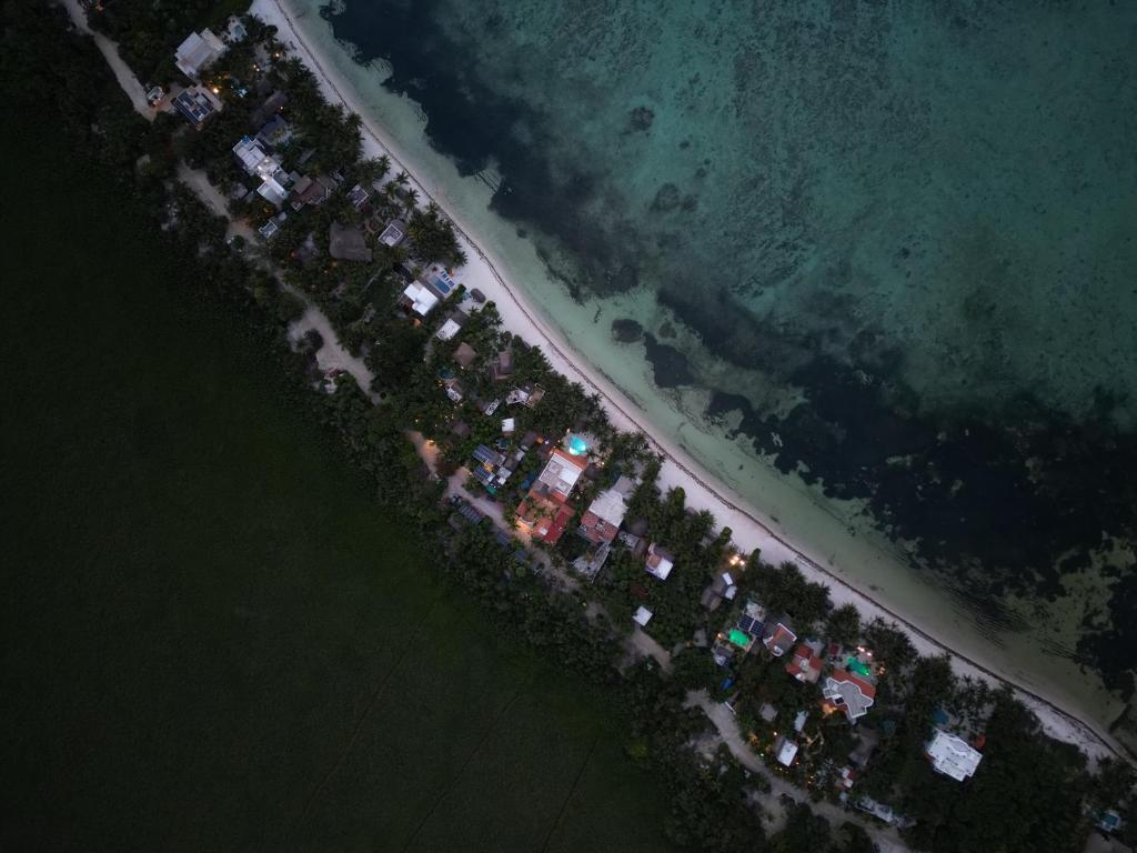 Letecký snímek ubytování Elements Rituals Beachfront Bahia Soliman Tulum