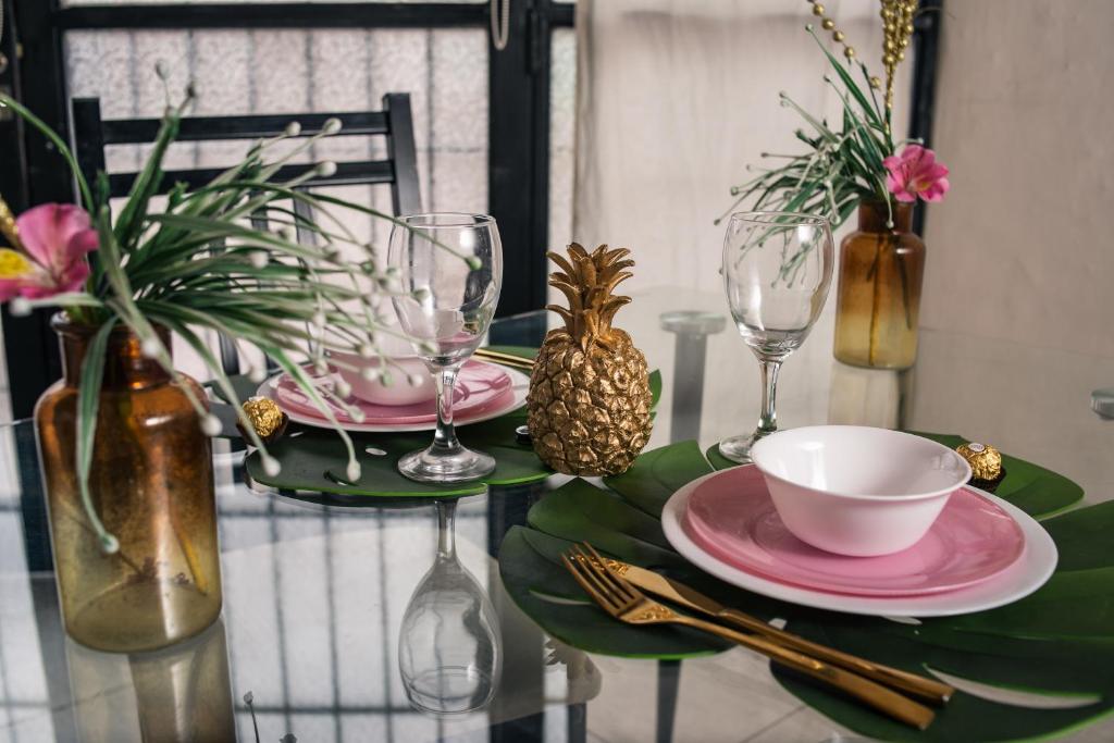 uma mesa com pratos e copos numa mesa com flores em Departamento en Mendoza Biznaga em Mendoza
