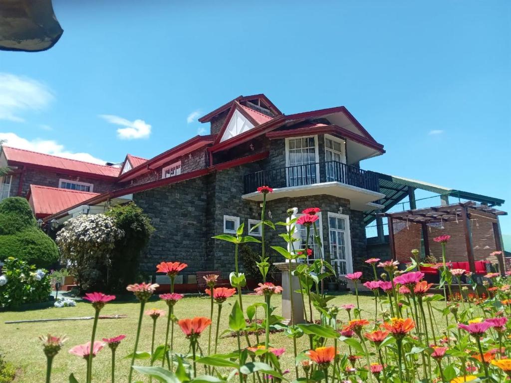The Rosedale Grand Bungalow Nuwara Eliya في نوارا إليا: حديقة امام بيت به ورد