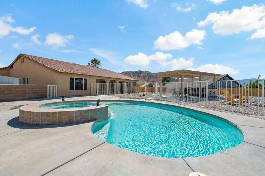 ein Pool vor einem Haus in der Unterkunft JoshuaTree N.P. Oasis *Views* Pool/Spa/BBQ in Yucca Valley