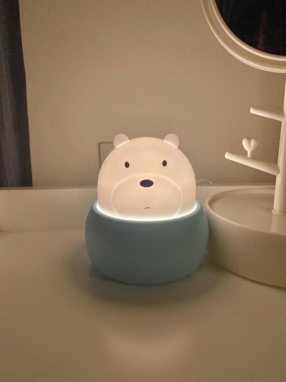 ホーチミン・シティにあるQuân's homestayの浴室カウンターの鍋に入った玩具熊