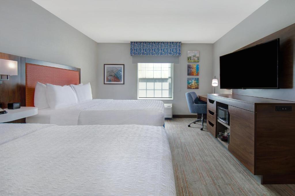 TV a/nebo společenská místnost v ubytování Hampton Inn & Suites Yonkers