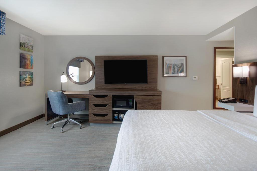 TV a/nebo společenská místnost v ubytování Hampton Inn & Suites Yonkers