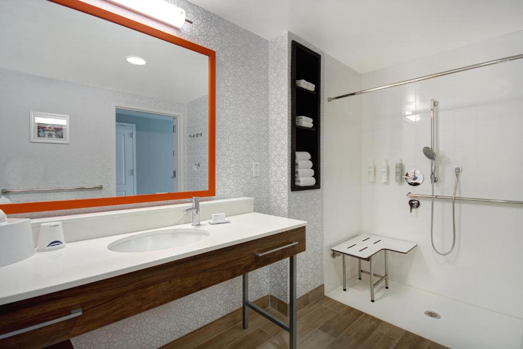 Hampton Inn & Suites Yonkers - 