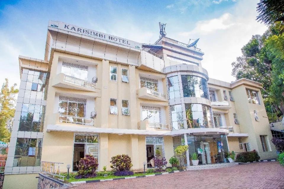 O akritkrit Hotel é um boutique hotel com um grande edifício. em Hotel Karisimbi em Kigali