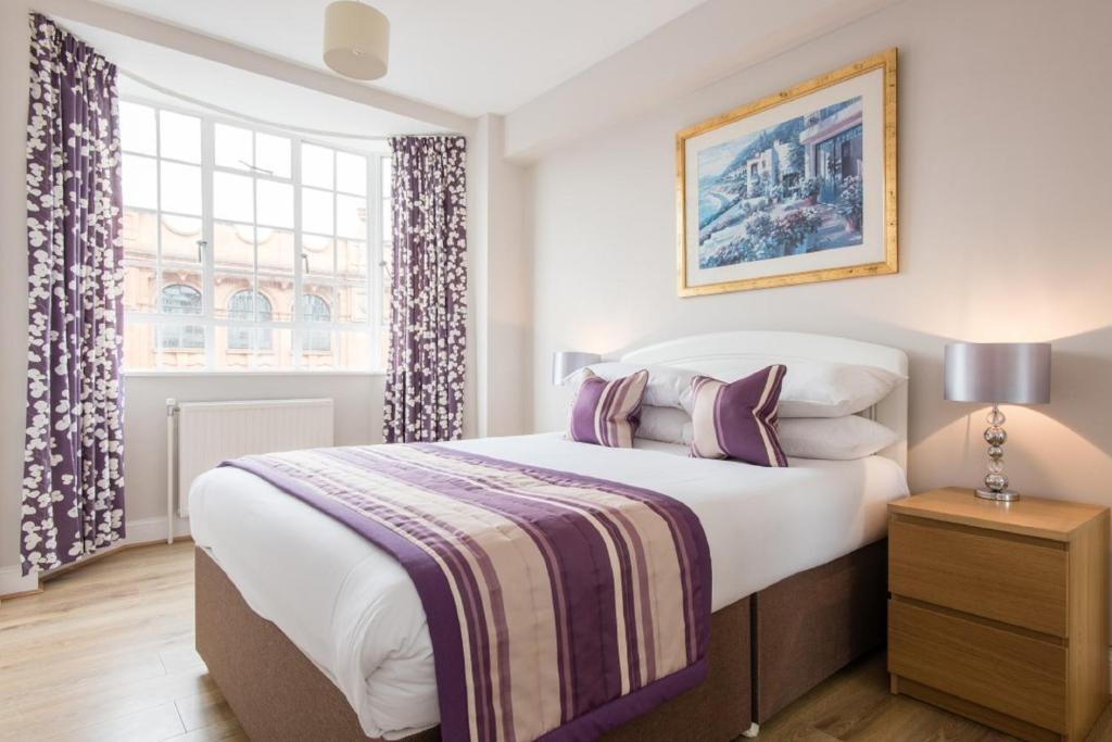 تشيلسي كلويسترز في لندن: غرفة نوم بسرير كبير ونافذة