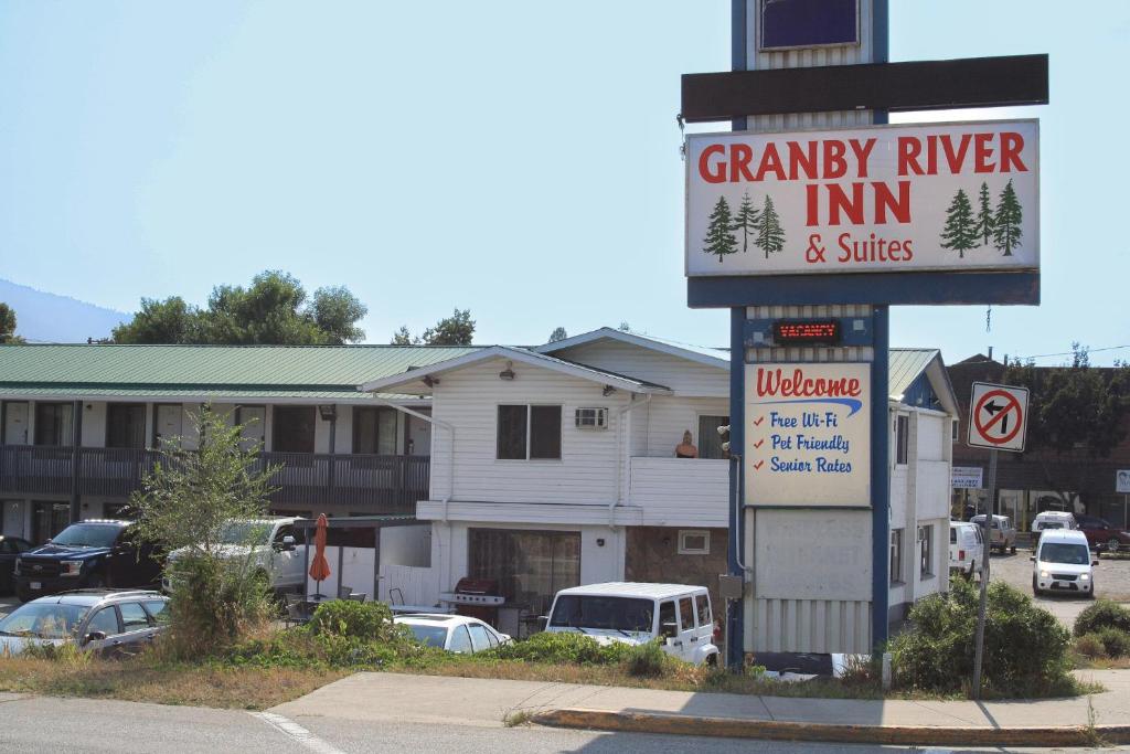 um sinal para uma estalagem e suites fluviais familiares em Granby River Inn & Suites em Grand Forks