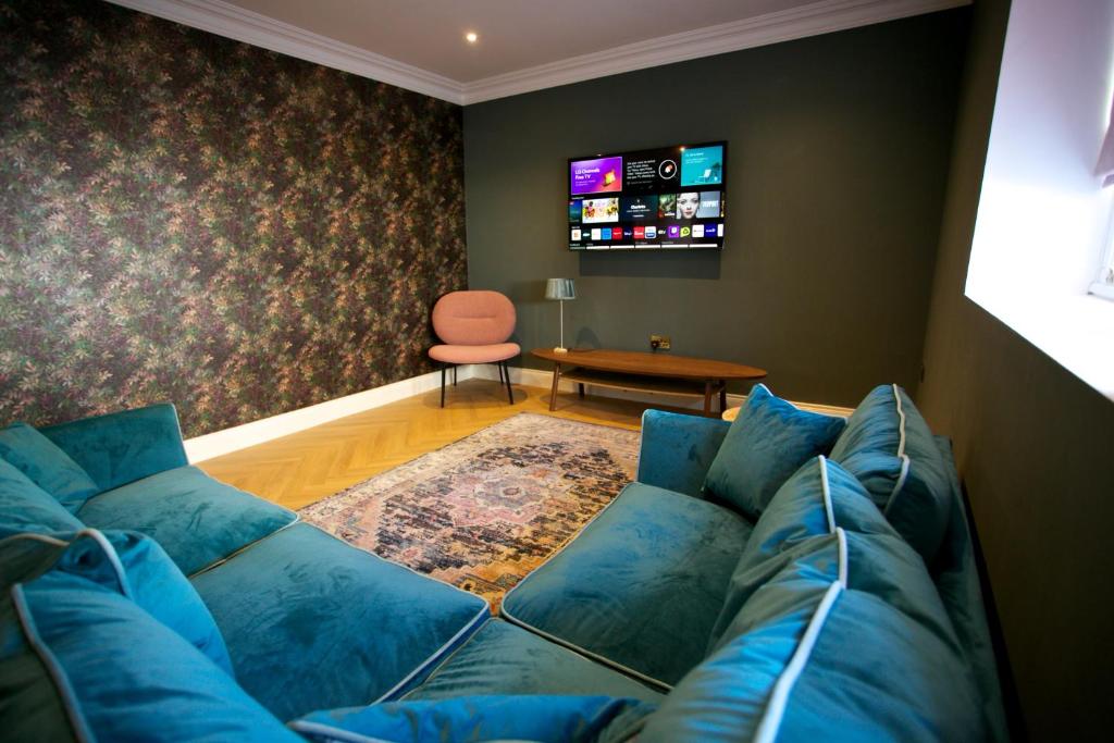 TV a/nebo společenská místnost v ubytování No 1 St George’s Terrace.