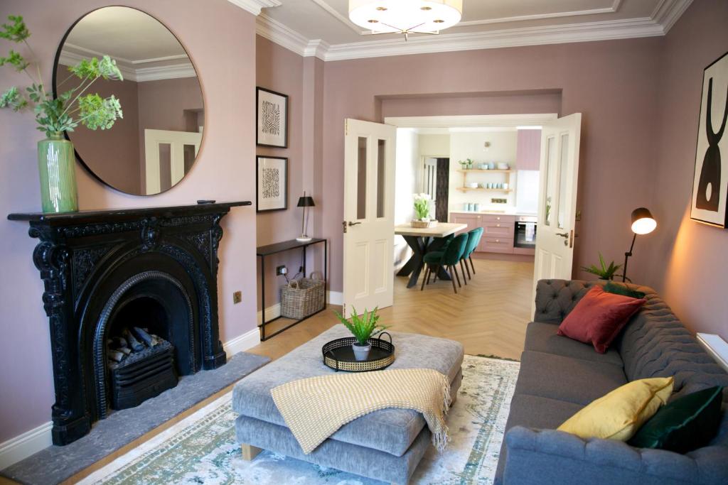 sala de estar con sofá y chimenea en No 1 St George’s Terrace., en Carrick on Shannon