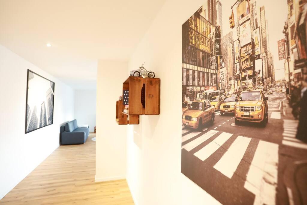 een woonkamer met een muurschildering van een stad bij Ganzes Apartment -New York- in Erftstadt - 3 Zimmer & 91qm - nahe Köln, Messe, Phantasialand & Bonn - Familienurlaub oder Business Trip in Erftstadt