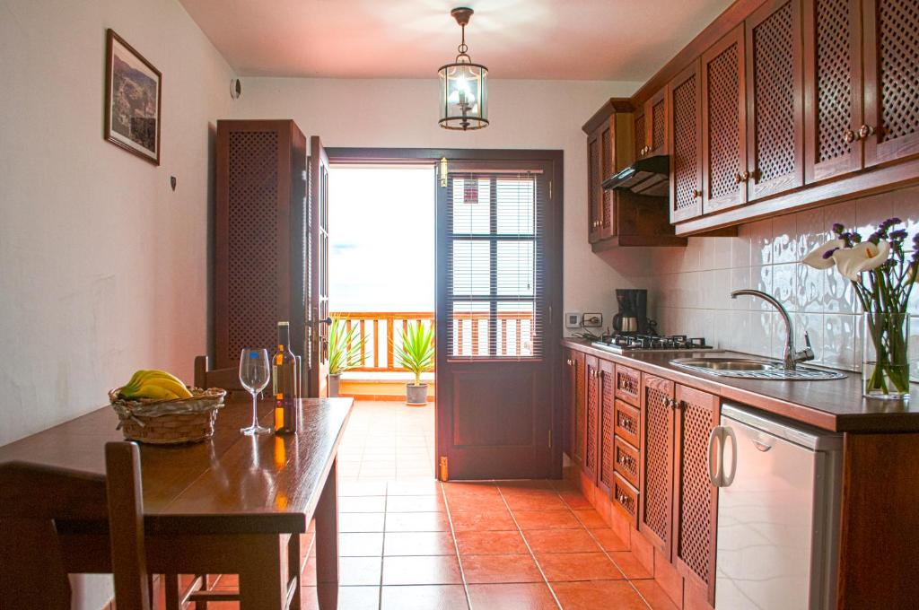 Kuchyň nebo kuchyňský kout v ubytování HolidaynorthTenerife Caserío Rural Los Charcos