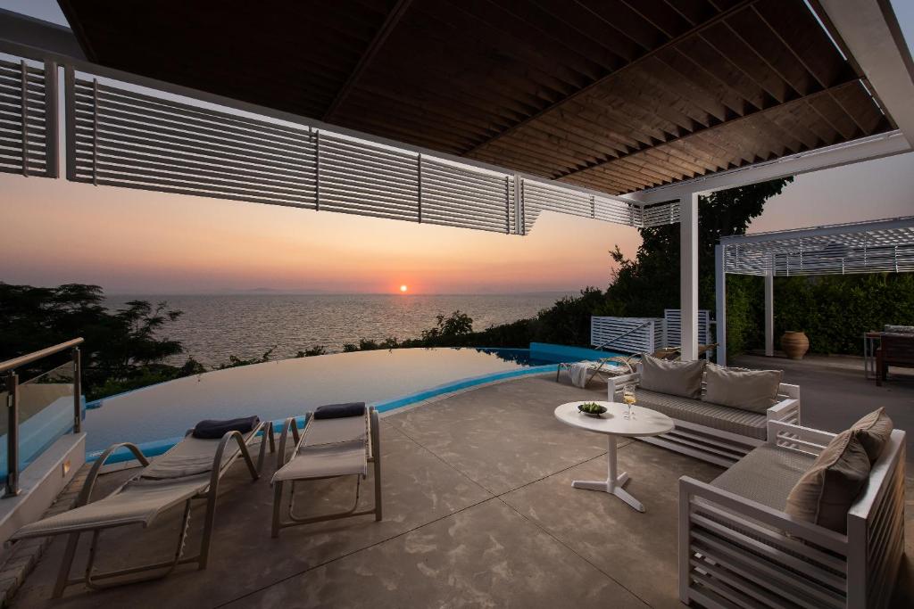 Bazén v ubytování Mare Dei Suites Hotel Ionian Resort nebo v jeho okolí