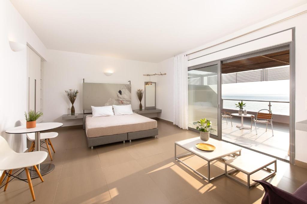 Postel nebo postele na pokoji v ubytování Mare Dei Suites Hotel Ionian Resort