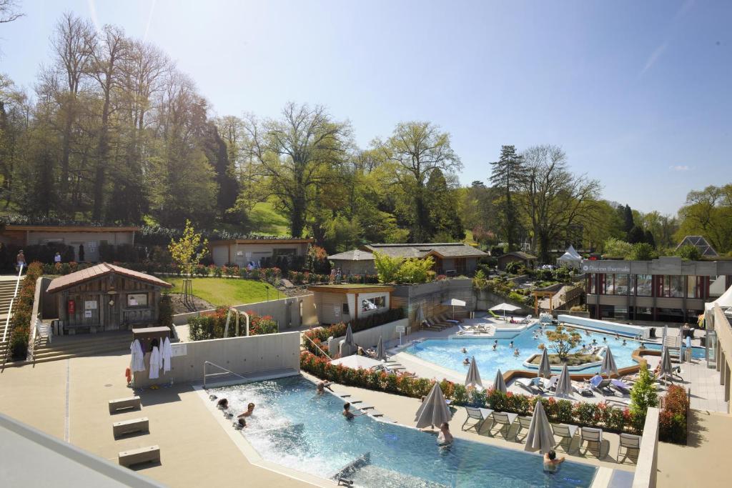 una vista sulla piscina di un resort di Mondorf Parc Hotel & Spa a Mondorf-les-Bains