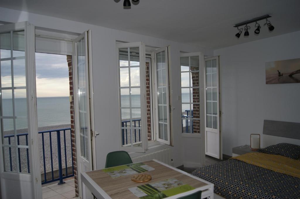 メール・レ・バンにあるStudio face à la merのベッドルーム1室(ベッド1台付)が備わります。