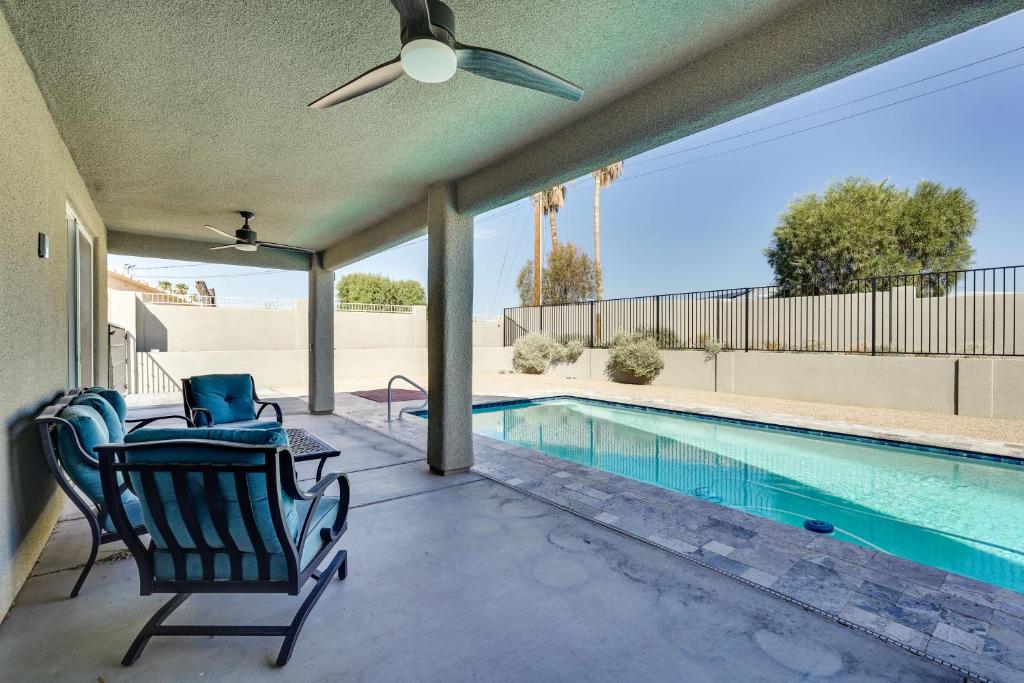 eine Terrasse mit 2 Stühlen und einem Pool in der Unterkunft Sun-Kissed Lake Havasu City Oasis with Private Pool in Lake Havasu City