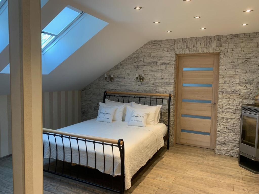 ein Schlafzimmer mit einem Bett und einem Dachfenster in der Unterkunft Apatamentas Nidos centre in Nida