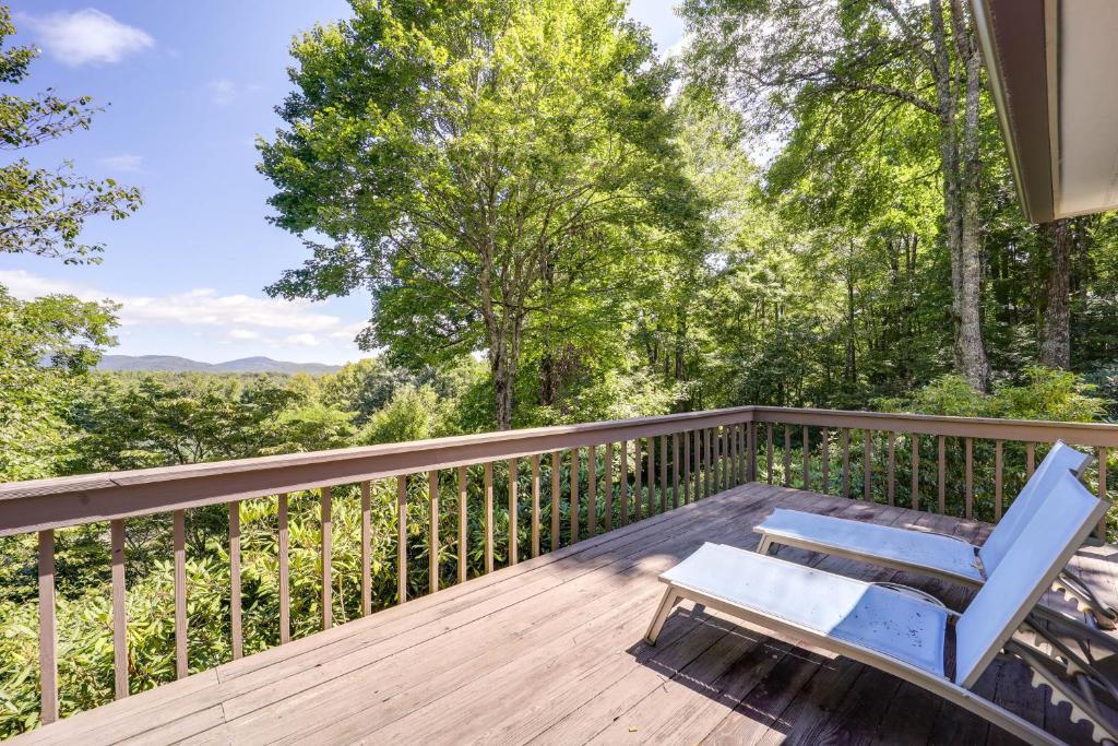 Balkón nebo terasa v ubytování Dog-Friendly Blowing Rock Chalet with Stunning Views