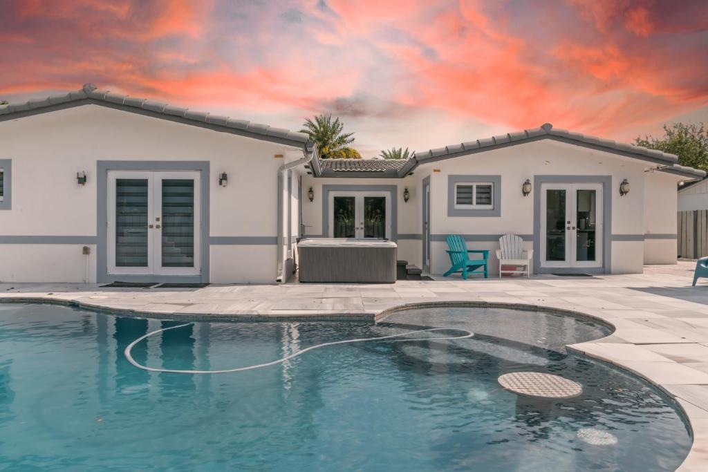 Miami House with Hot Pool-spa & Pool table L25 - Housity