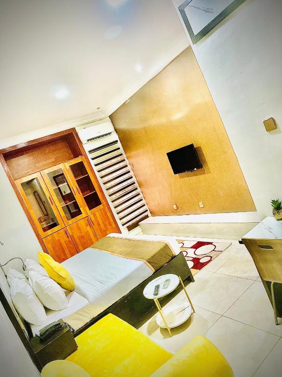 TV a/nebo společenská místnost v ubytování Posh Hotel and Suites Ikeja