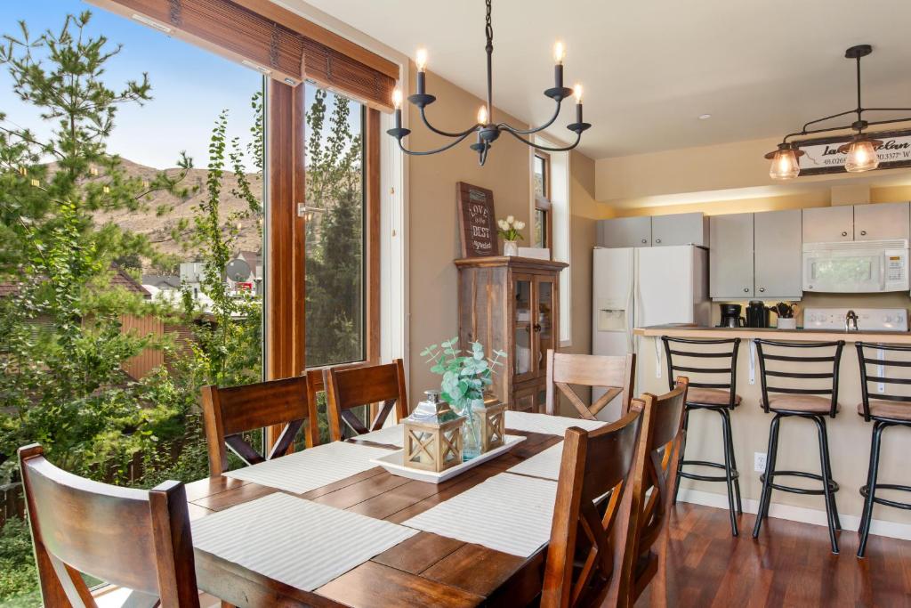 Kuchyň nebo kuchyňský kout v ubytování Chelan Resort Suites Coco Chelan 212