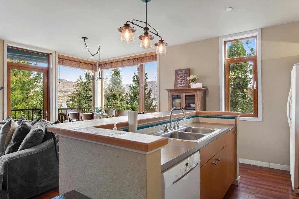Kuchyň nebo kuchyňský kout v ubytování Chelan Resort Suites Coco Chelan 212