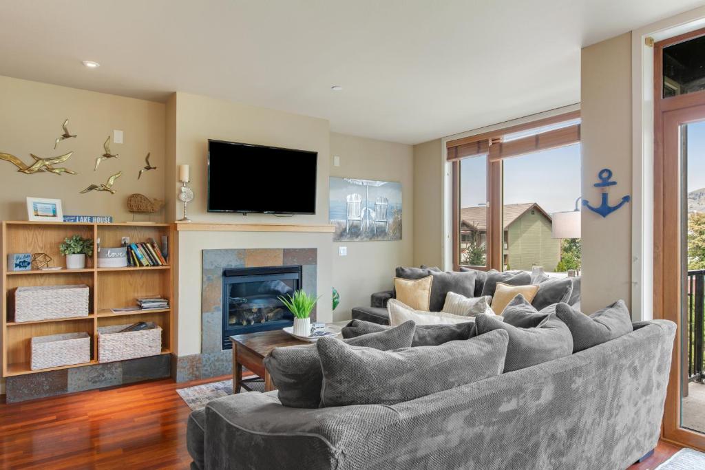 TV a/nebo společenská místnost v ubytování Chelan Resort Suites Coco Chelan 212