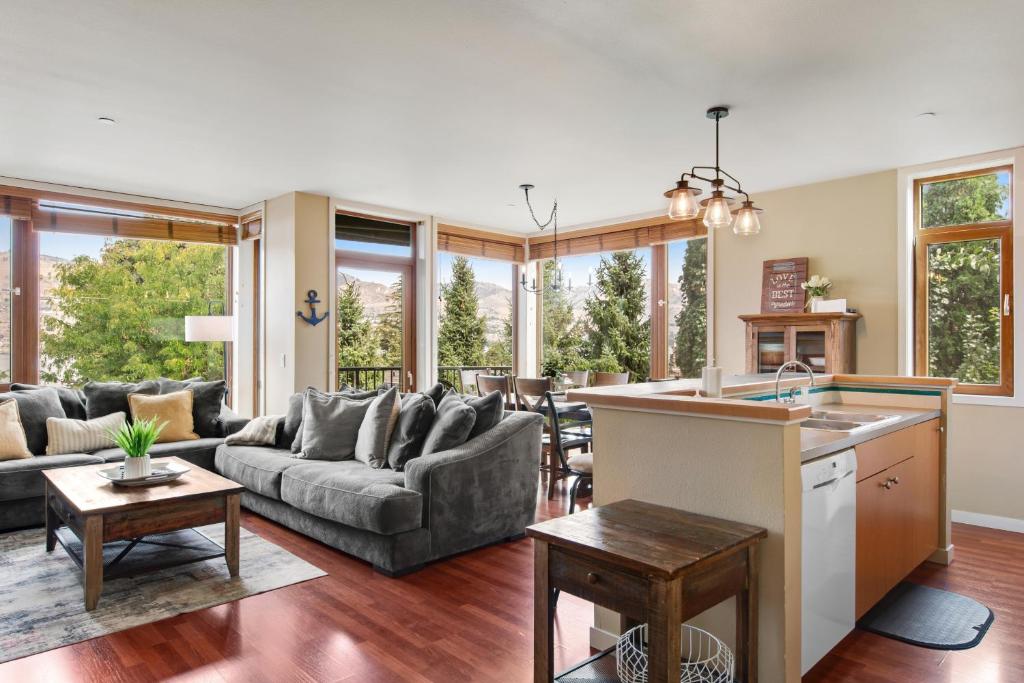 Posezení v ubytování Chelan Resort Suites Coco Chelan 212