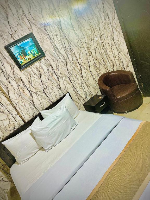 Postel nebo postele na pokoji v ubytování Posh Hotel and Suites Ikeja