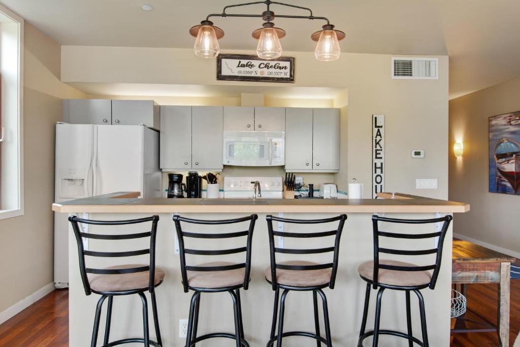 Kuchyň nebo kuchyňský kout v ubytování Chelan Resort Suites Coco Chelan 212