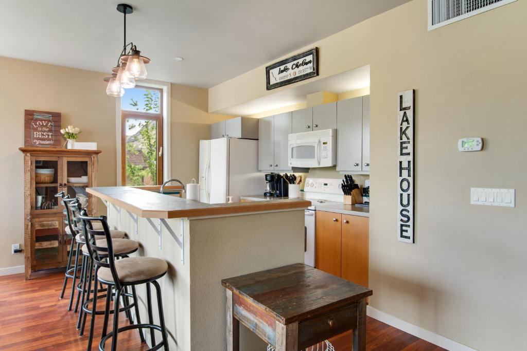 Kuchyň nebo kuchyňský kout v ubytování Chelan Resort Suites Coco Chelan 212