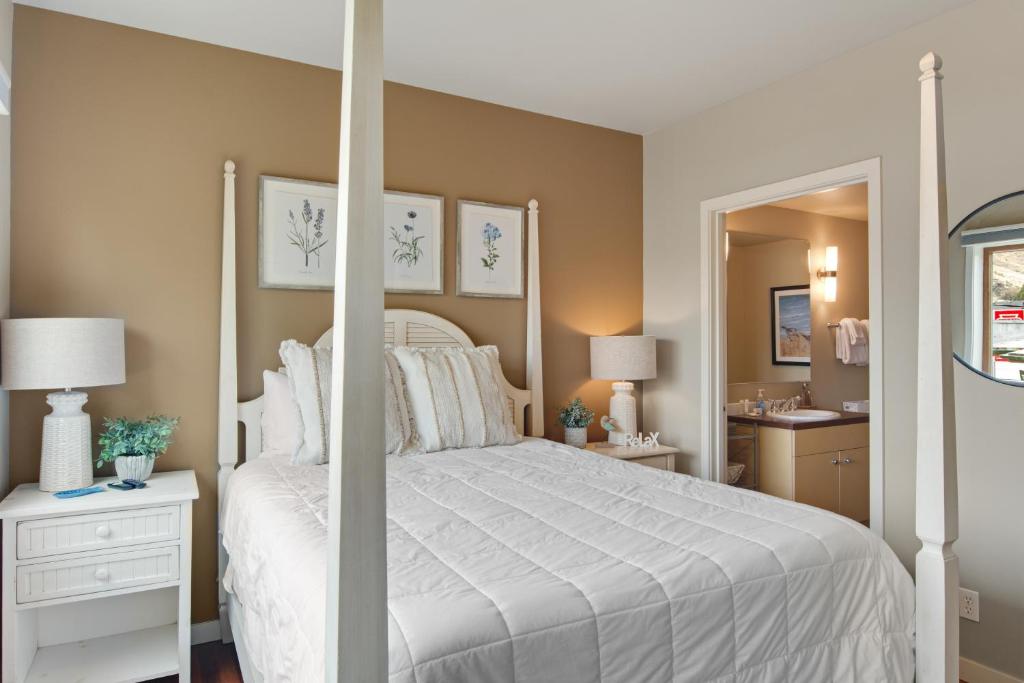 Postel nebo postele na pokoji v ubytování Chelan Resort Suites Coco Chelan 212
