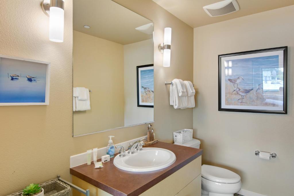 Koupelna v ubytování Chelan Resort Suites Coco Chelan 212