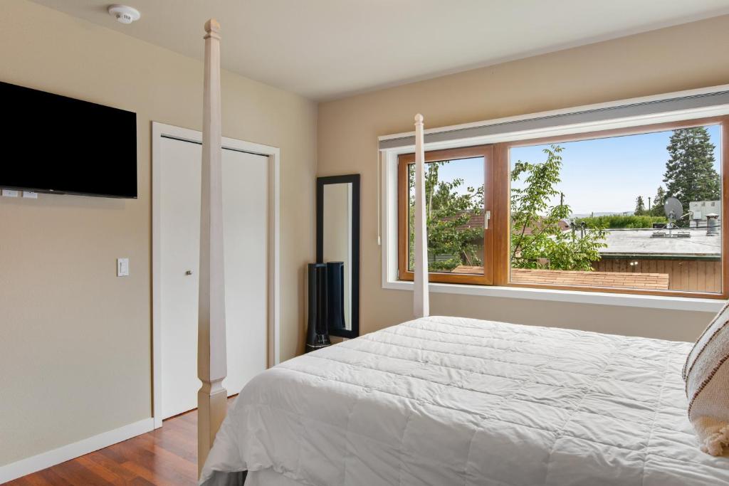 Postel nebo postele na pokoji v ubytování Chelan Resort Suites Coco Chelan 212