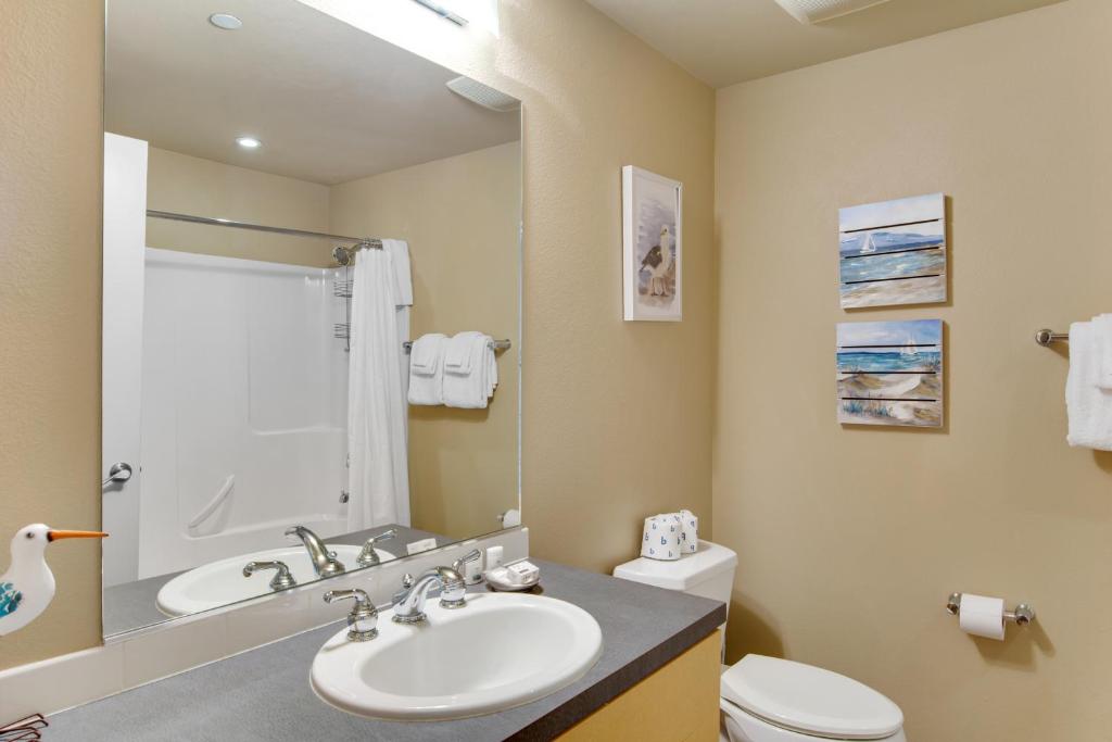 Koupelna v ubytování Chelan Resort Suites Coco Chelan 212