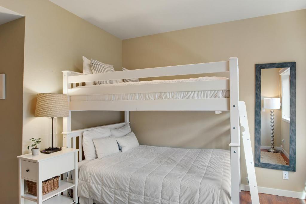Postel nebo postele na pokoji v ubytování Chelan Resort Suites Coco Chelan 212