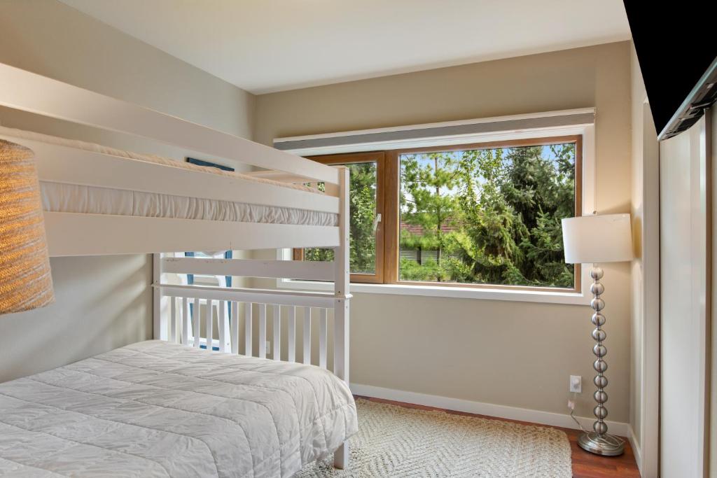 Postel nebo postele na pokoji v ubytování Chelan Resort Suites Coco Chelan 212