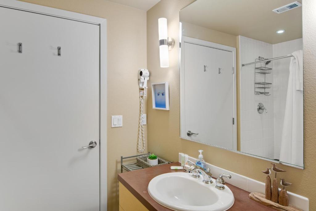 Koupelna v ubytování Chelan Resort Suites Coco Chelan 212