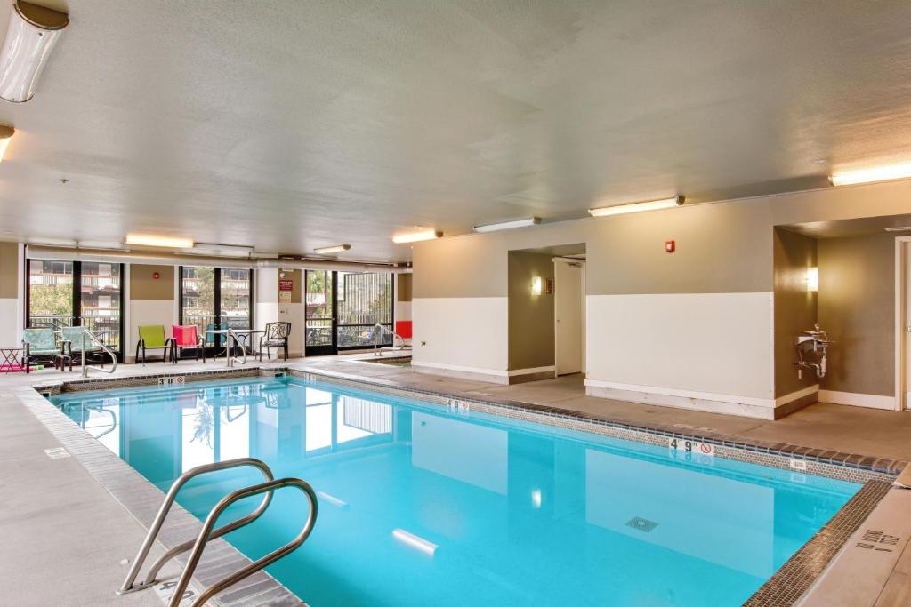 Bazén v ubytování Chelan Resort Suites Coco Chelan 212 nebo v jeho okolí
