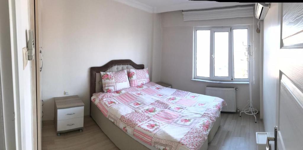 Un pat sau paturi într-o cameră la الكويت