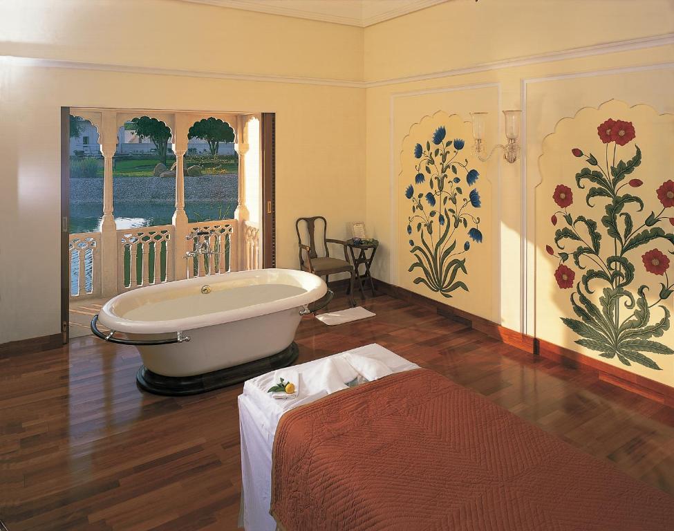 The Oberoi Vanyavilas Wildlife Resort, Ranthambhore في ساواي مادهوبور: حمام مع حوض وسرير في الغرفة