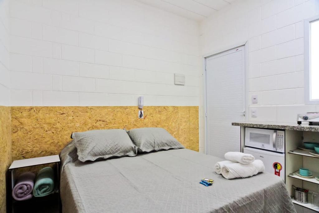 ein Schlafzimmer mit einem Bett mit Handtüchern darauf in der Unterkunft Vila 50 Hospedagem in São Paulo