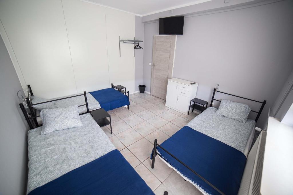 a room with two beds and a bathroom at Pokoje Jaśminowa in Lublin