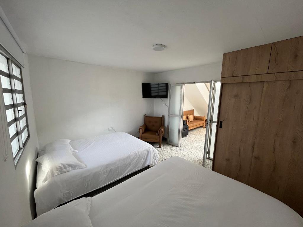 Postel nebo postele na pokoji v ubytování Casa Blanca Hostal