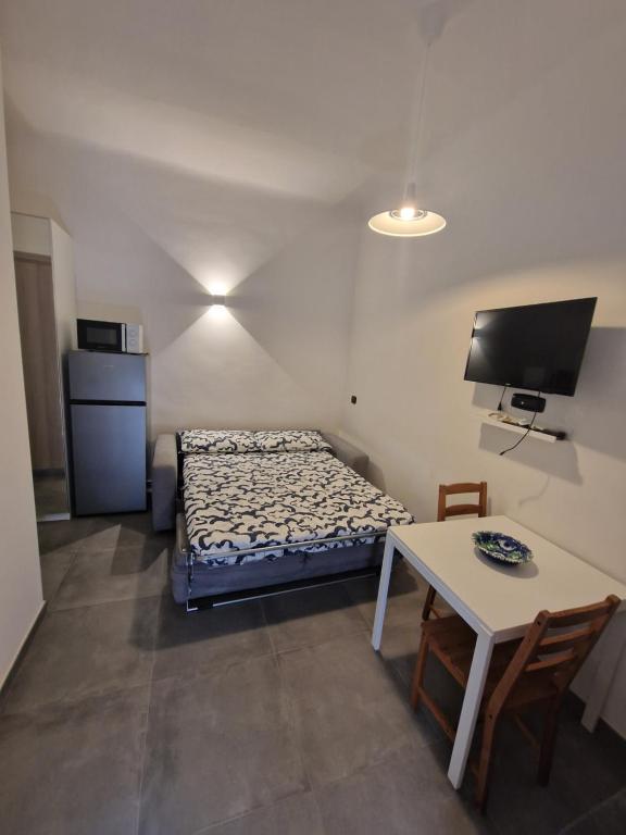 a small room with a bed and a table at Tiny House Bari in Bari