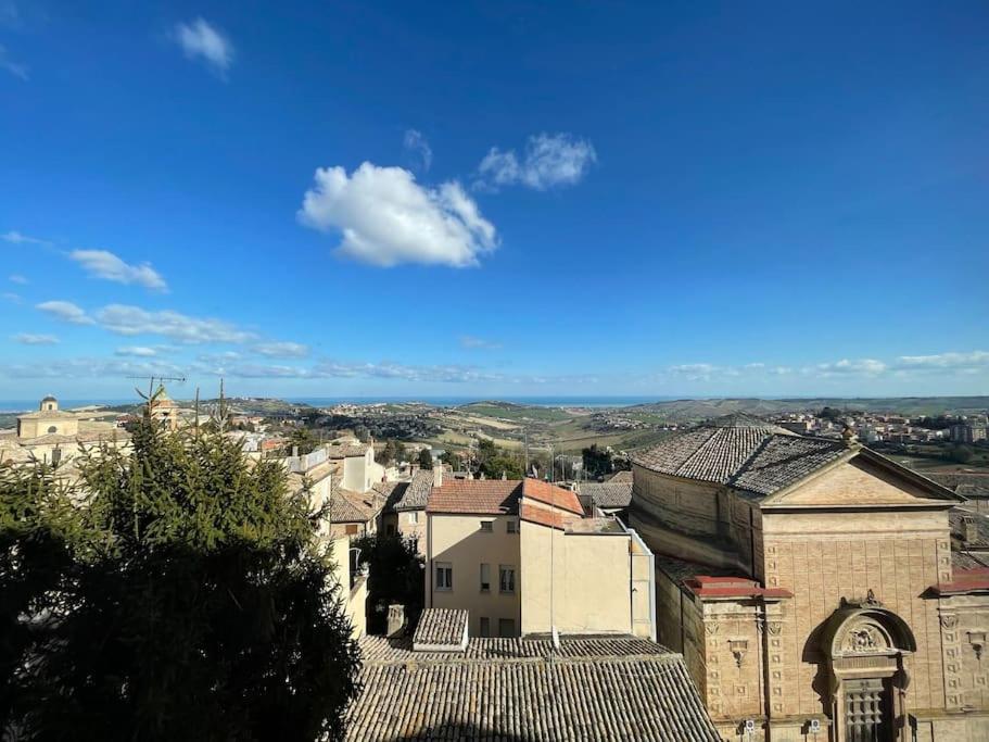 un groupe de bâtiments dans une ville à ciel bleu dans l'établissement Casa Odda - Fermo Centro Storico, à Fermo